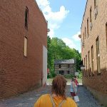 Alleyway in Jonesborough TN with two people walking